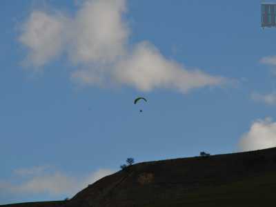 Una grande collina verde sulla sinistra attrae la nostra attenzione, quando dalla sua cima vediamo innalzarsi un parapendio